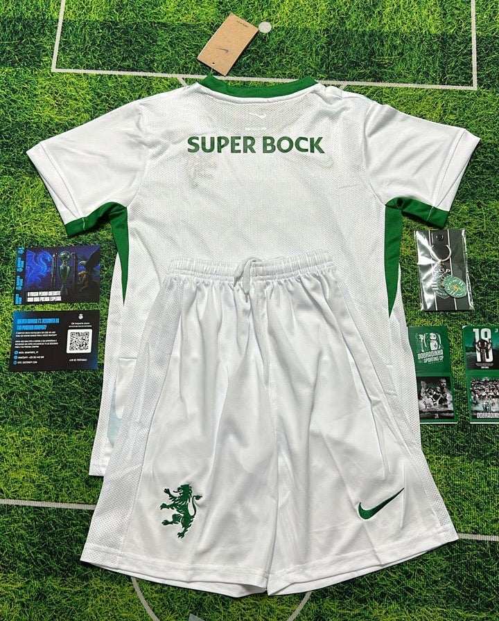 Conjunto infantil COM MEIAS alternativo branco 2025/26