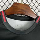 Camisola concept vermelha e preta com símbolo CINZA 2025/26