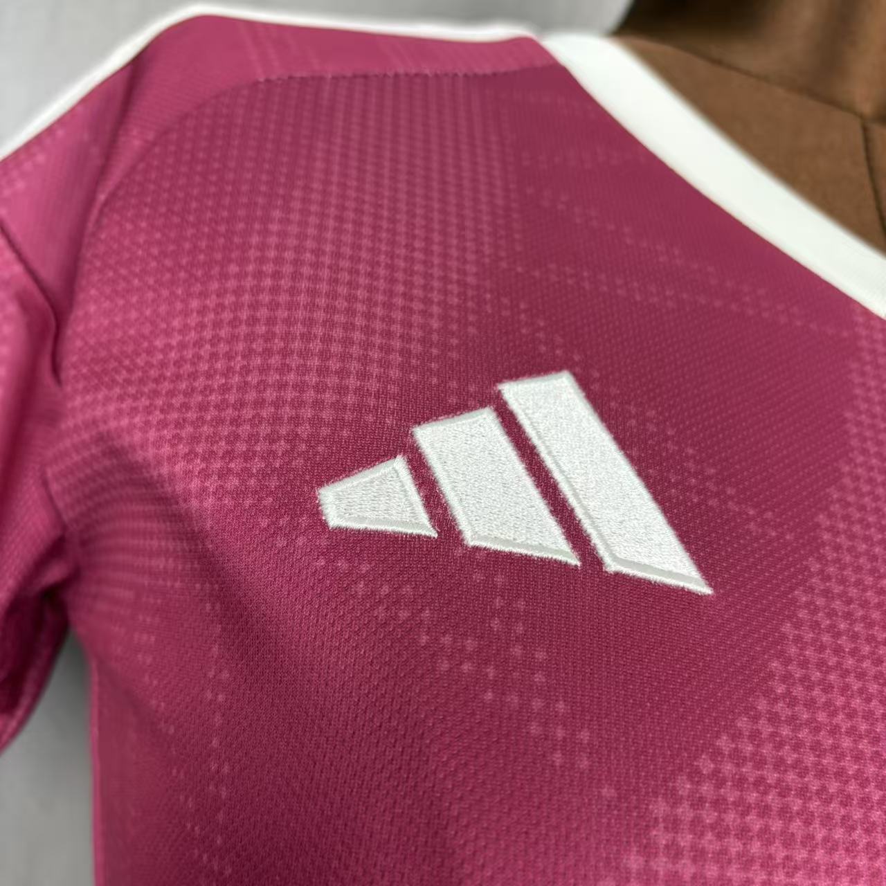 Camisola Real Madrid FEMININA terceira rosa 2026/27