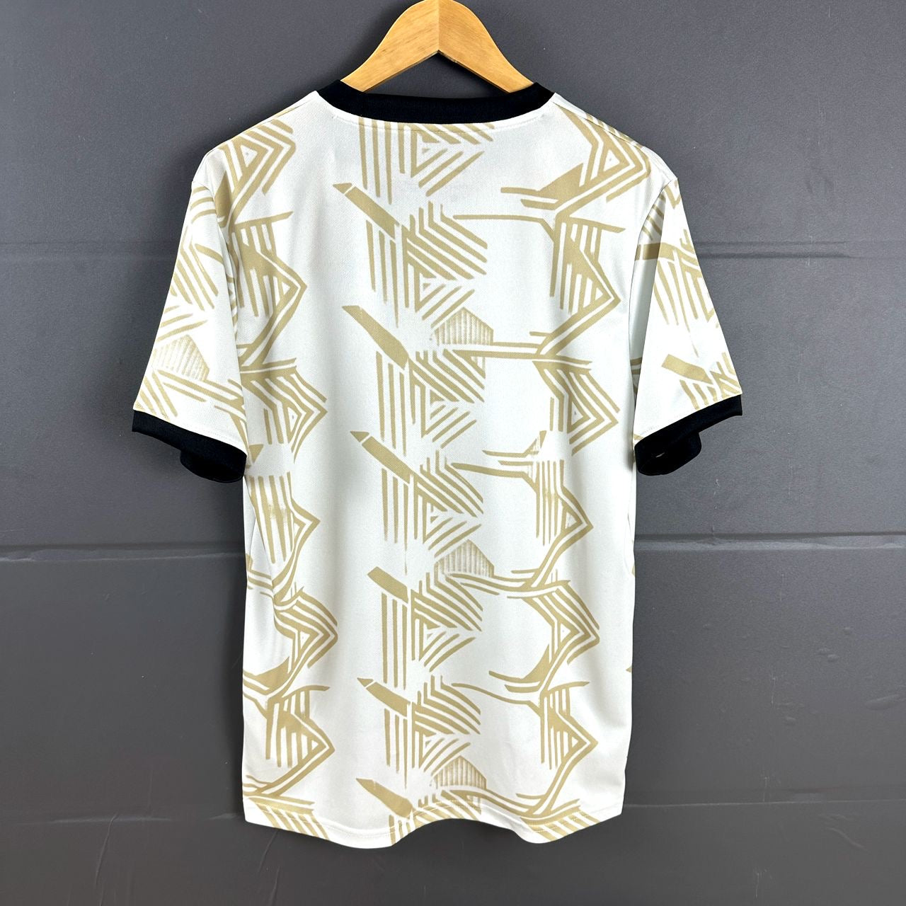Camisola concept branca/dourada 2025/26 - EXCLUSIVA
