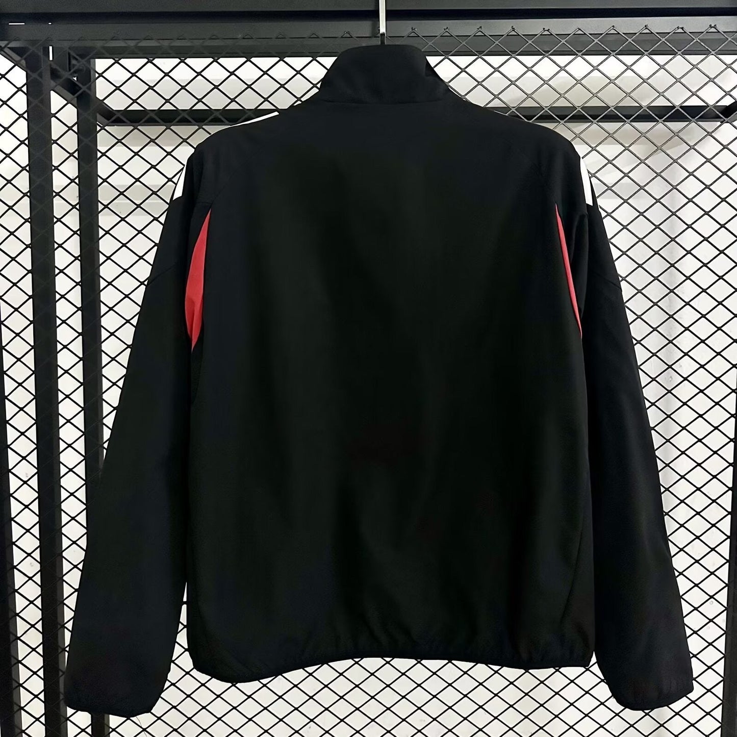 Casaco preto e vermelho 2025/26 fecho completo