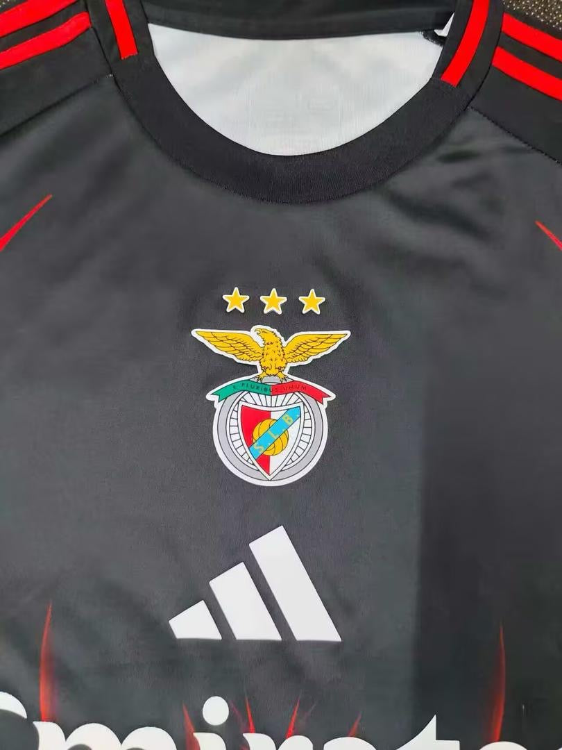Camisola concept vermelha e preta com símbolo AS CORES 2025/26