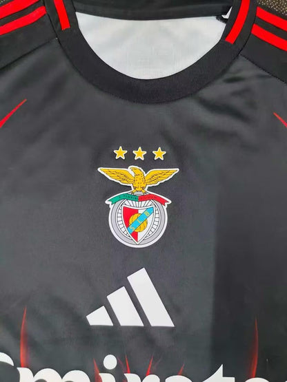 Camisola concept vermelha e preta com símbolo AS CORES 2025/26