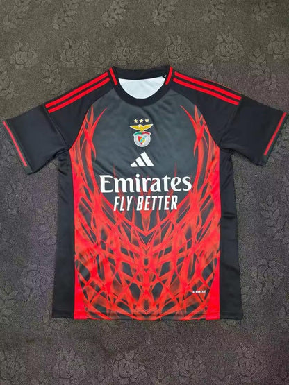 Camisola concept vermelha e preta com símbolo AS CORES 2025/26