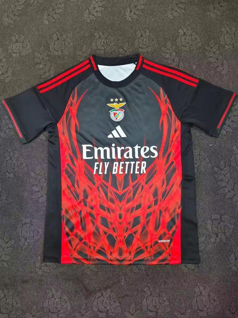 Camisola concept vermelha e preta com símbolo AS CORES 2025/26