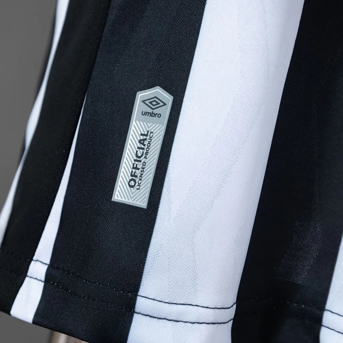Conjunto Infantil alternativo branco/preto 2026/27