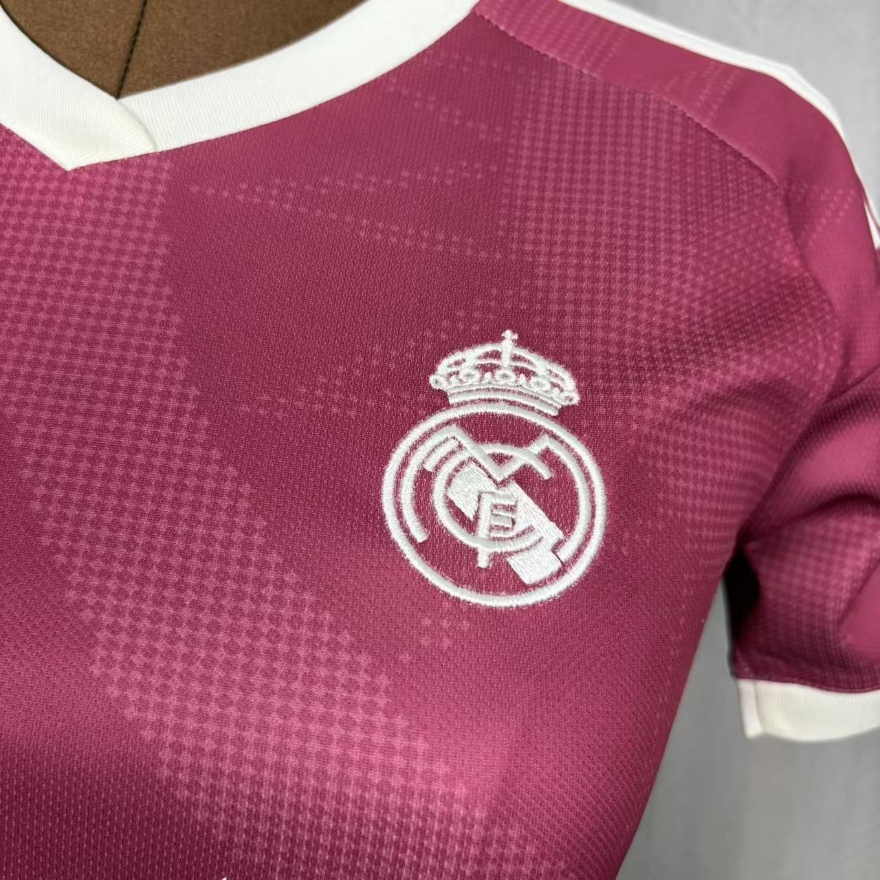 Camisola Real Madrid FEMININA terceira rosa 2026/27