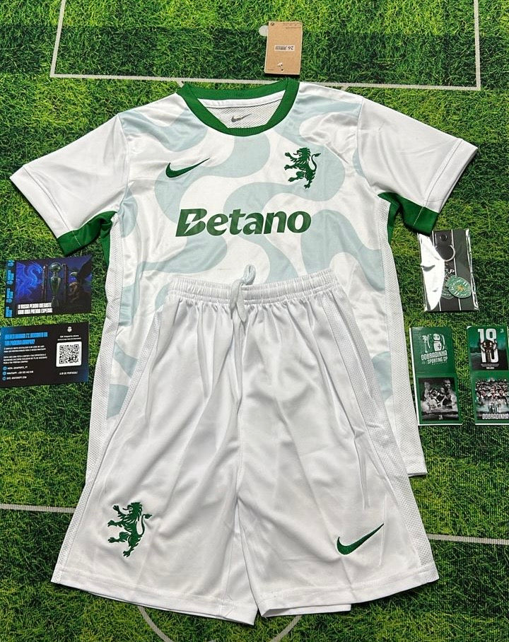 Conjunto infantil COM MEIAS alternativo branco 2025/26