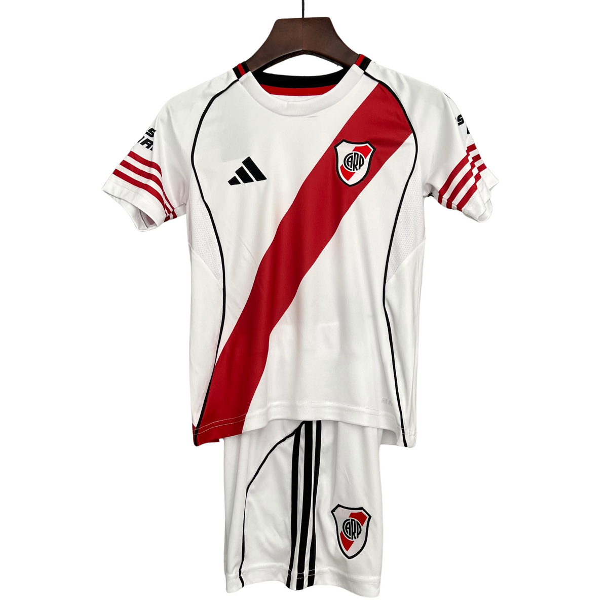 Conjunto infantil River Plate principal 2025/26