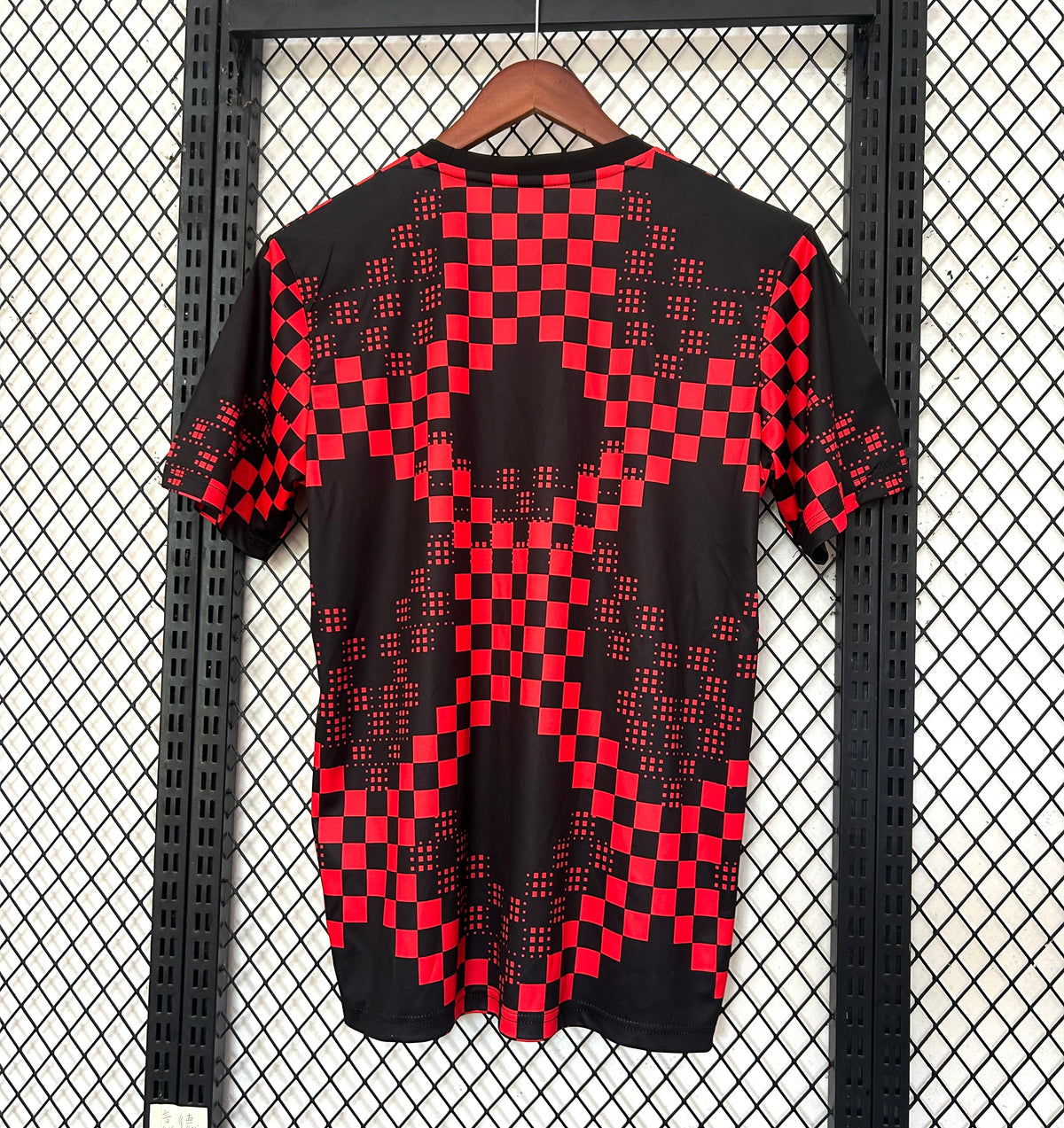Camisola pré jogo vermelho/preto 2025/26