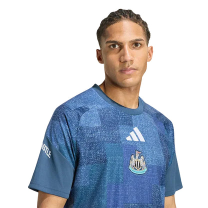 Camisola Newcastle pré jogo 2026/27
