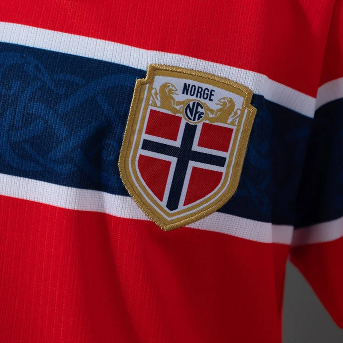 Conjunto infantil Seleção Noruega principal vermelha 2026