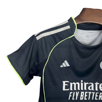 Conjunto Infantil Real Madrid alternativo 2025/26