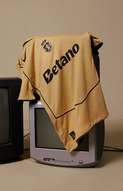 Camisola S C P alternativa TOTAL 90 dourada 2026/27 - [pré venda: 11 a 22 dias úteis]