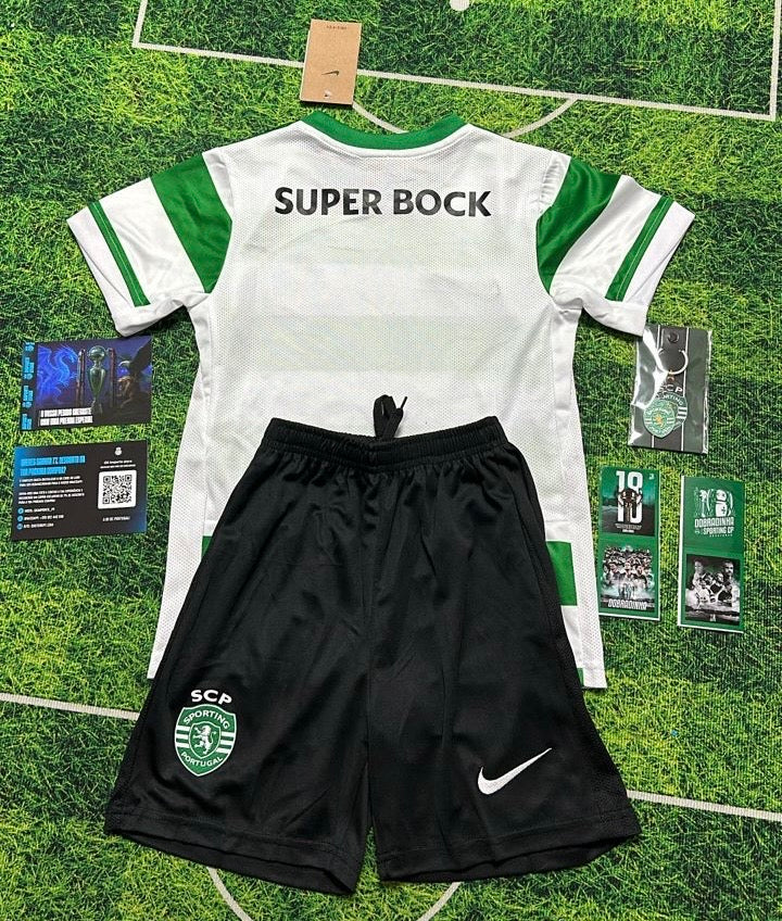 Conjunto infantil COM MEIAS principal 2025/26