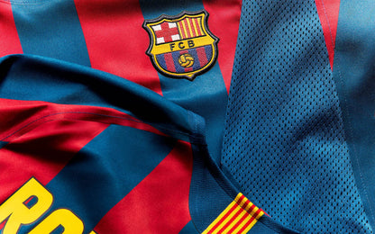 Camisola MANGA LONGA Barcelona Home Ronaldinho Retrô 2005/06 - Vermelha e Azul REEDIÇÃO
