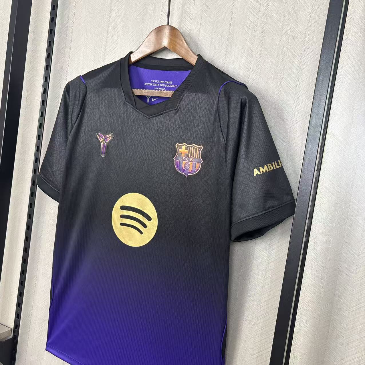 Camisola Barcelona alternativa preta e roxa 2026/27