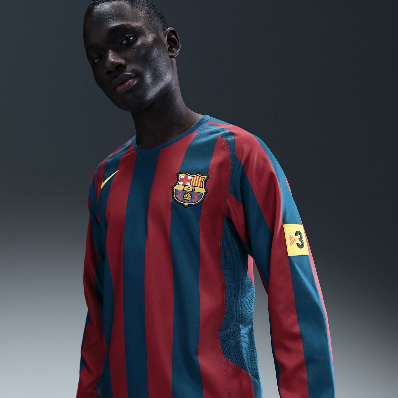 Camisola MANGA LONGA Barcelona Home Ronaldinho Retrô 2005/06 - Vermelha e Azul REEDIÇÃO