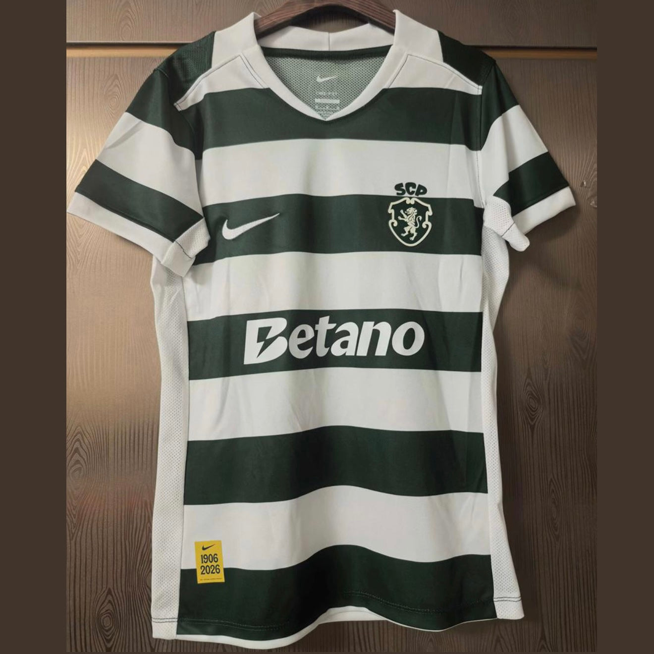 Camisola FEMININA principal 2026/27 verde e branca