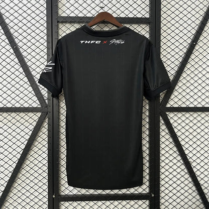 Camisola Tottenham Hotspur x Stray Kids preta 2025/26