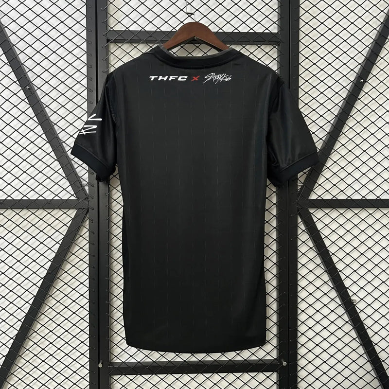 Camisola Tottenham Hotspur x Stray Kids preta 2025/26