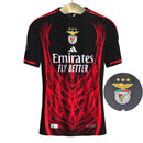 Camisola concept vermelha e preta com símbolo AS CORES 2025/26