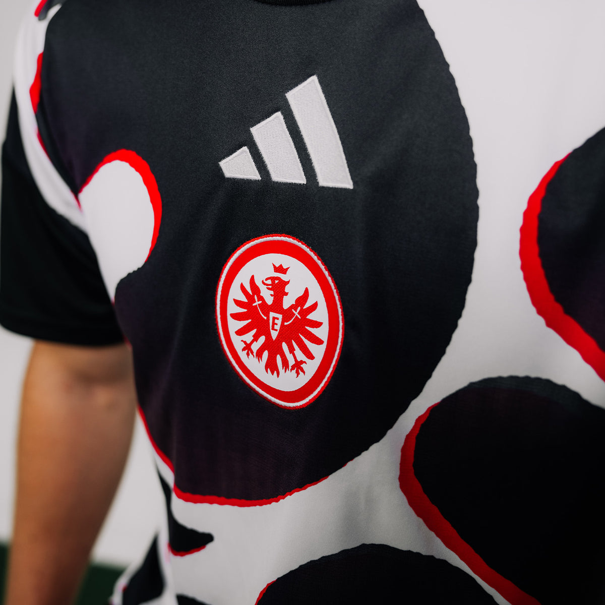 Camisola Eintracht Frankfurt Pré-Jogo 2026/27 – imagem 4