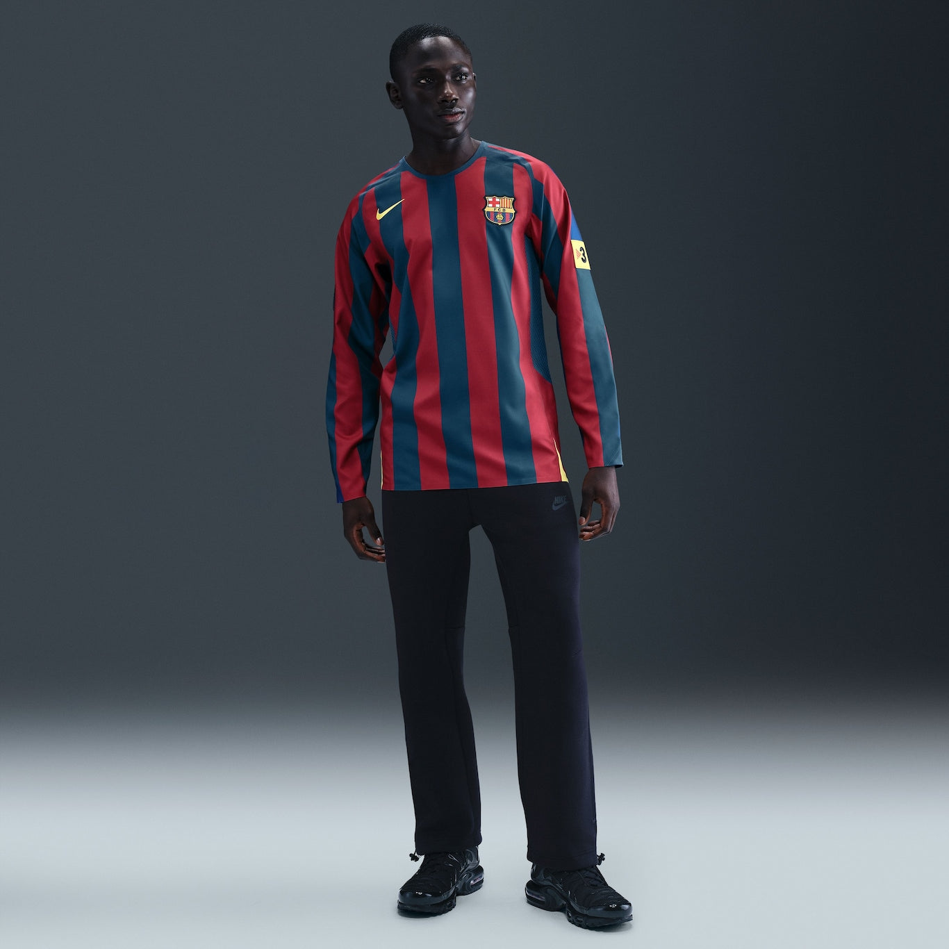 Camisola MANGA LONGA Barcelona Home Ronaldinho Retrô 2005/06 - Vermelha e Azul REEDIÇÃO