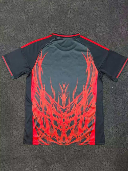 Camisola concept vermelha e preta com símbolo AS CORES 2025/26