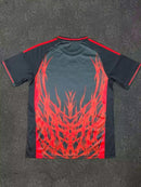 Camisola concept vermelha e preta com símbolo AS CORES 2025/26