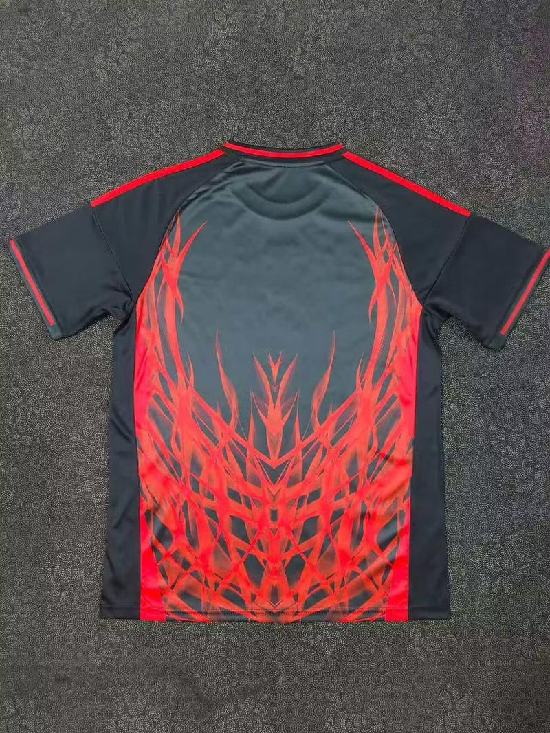 Camisola concept vermelha e preta com símbolo AS CORES 2025/26