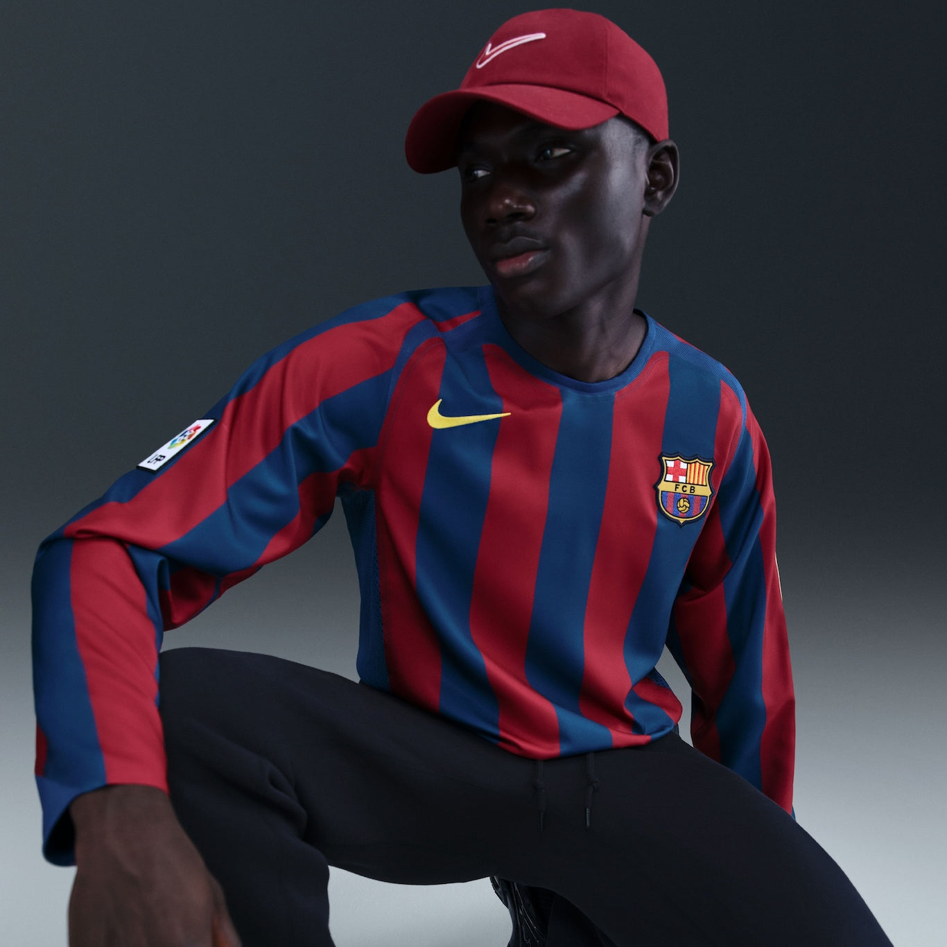 Camisola MANGA LONGA Barcelona Home Ronaldinho Retrô 2005/06 - Vermelha e Azul REEDIÇÃO