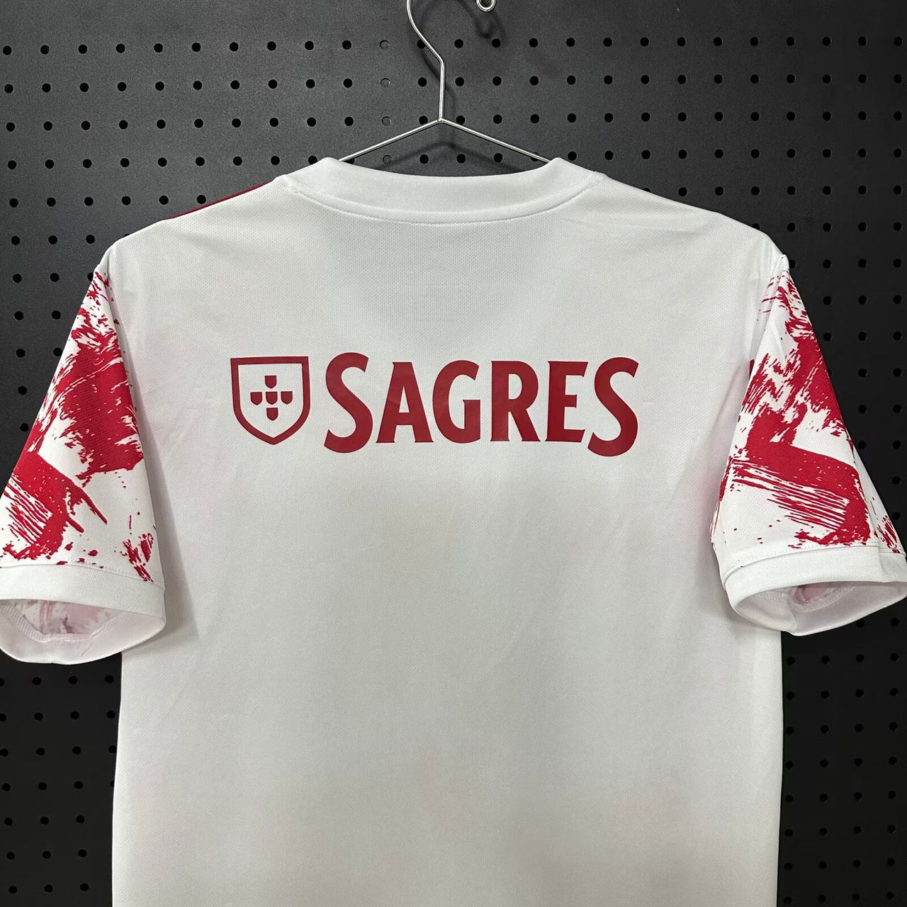 Camisola concept exclusiva vermelha e branca 2026/27 - LANÇAMENTO