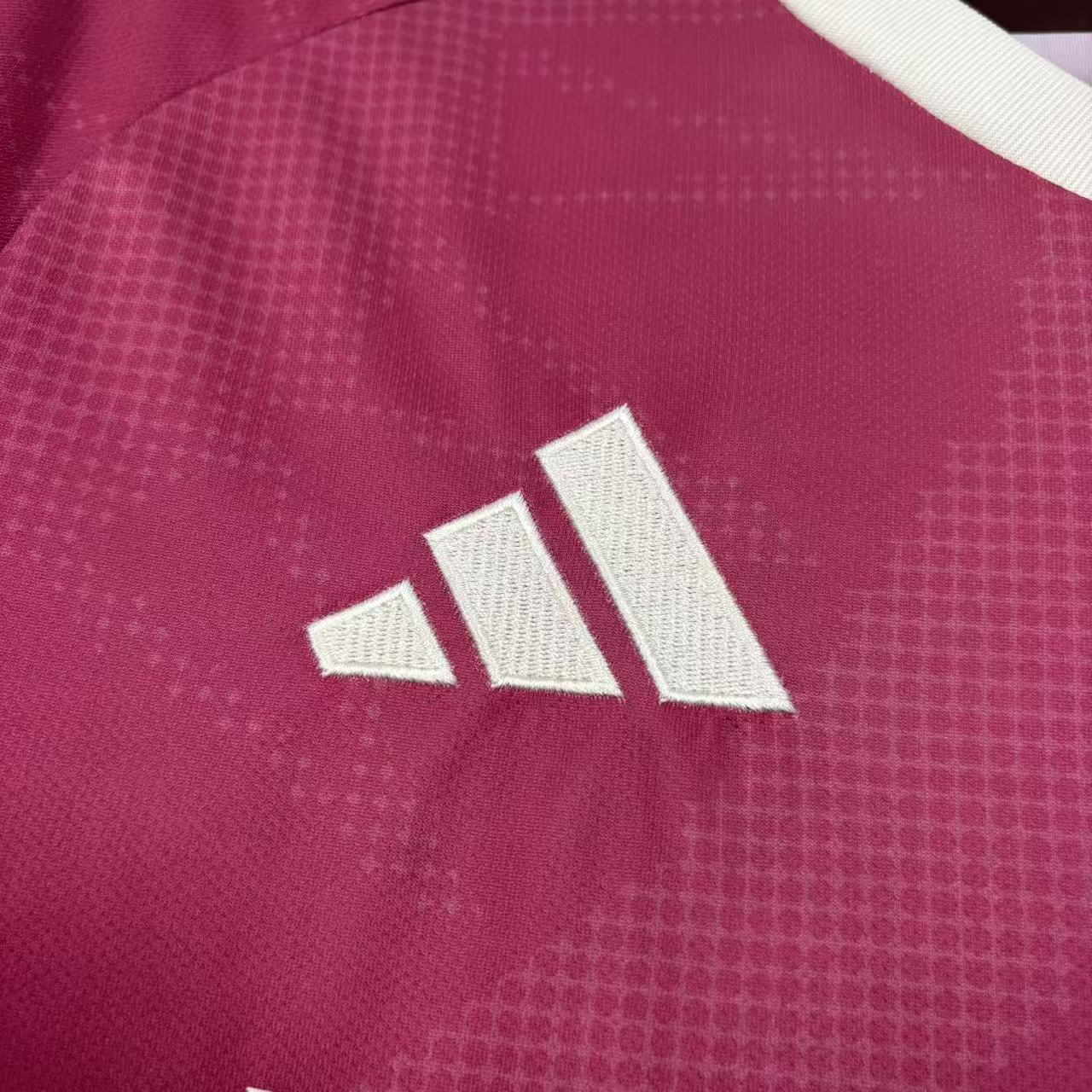 Camisola Real Madrid rosa terceira 2026/27