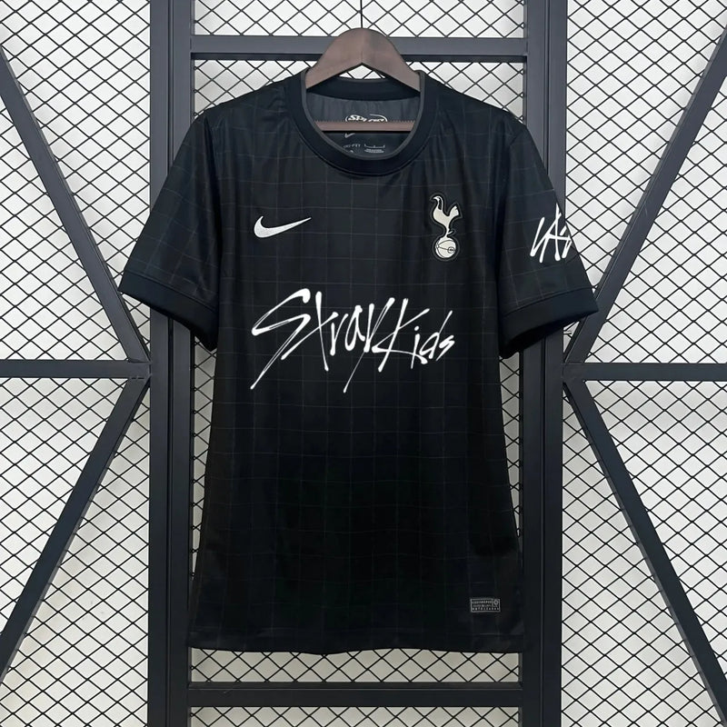 Camisola Tottenham Hotspur x Stray Kids preta 2025/26